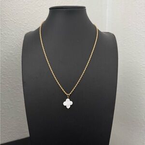 Nairi Clover Necklace